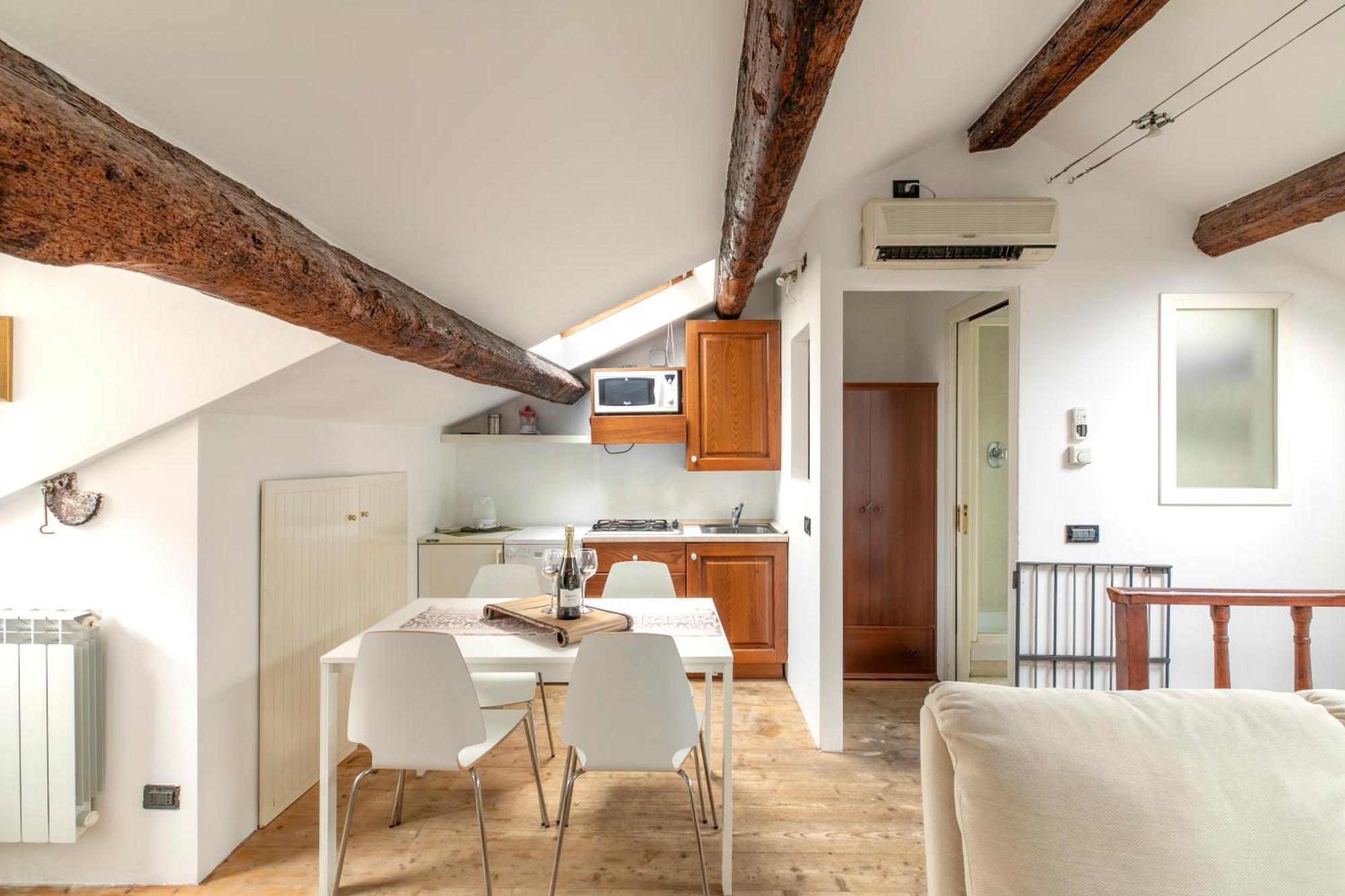 Nice Lovely Attic For 4 Person With Wifi - A/C เวนิส ภายนอก รูปภาพ