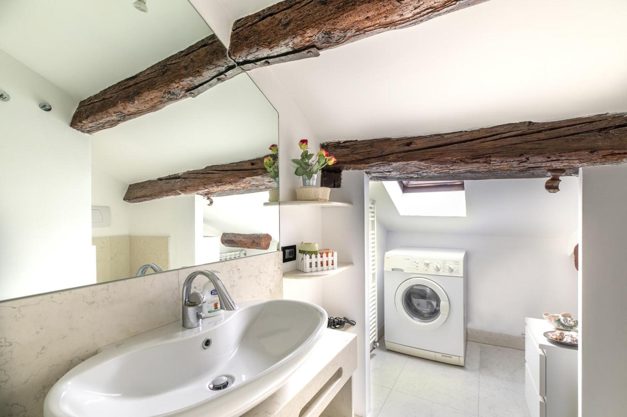 Nice Lovely Attic For 4 Person With Wifi - A/C เวนิส ภายนอก รูปภาพ