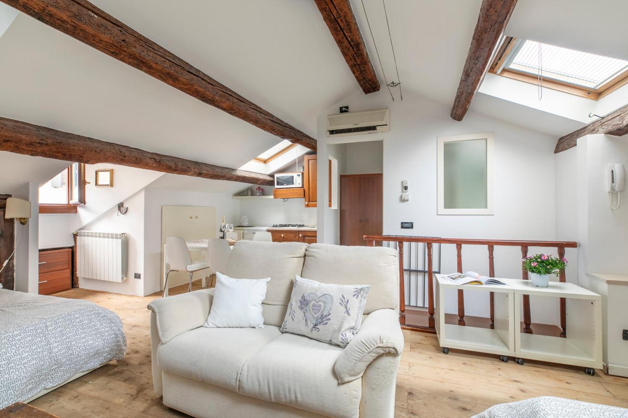 Nice Lovely Attic For 4 Person With Wifi - A/C เวนิส ภายนอก รูปภาพ