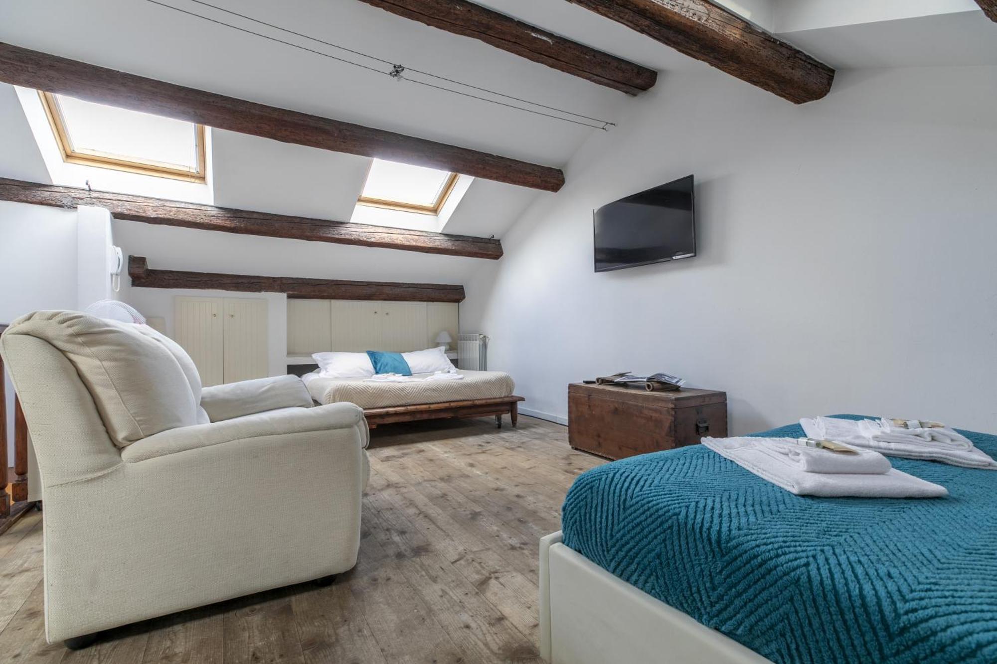 Nice Lovely Attic For 4 Person With Wifi - A/C เวนิส ภายนอก รูปภาพ