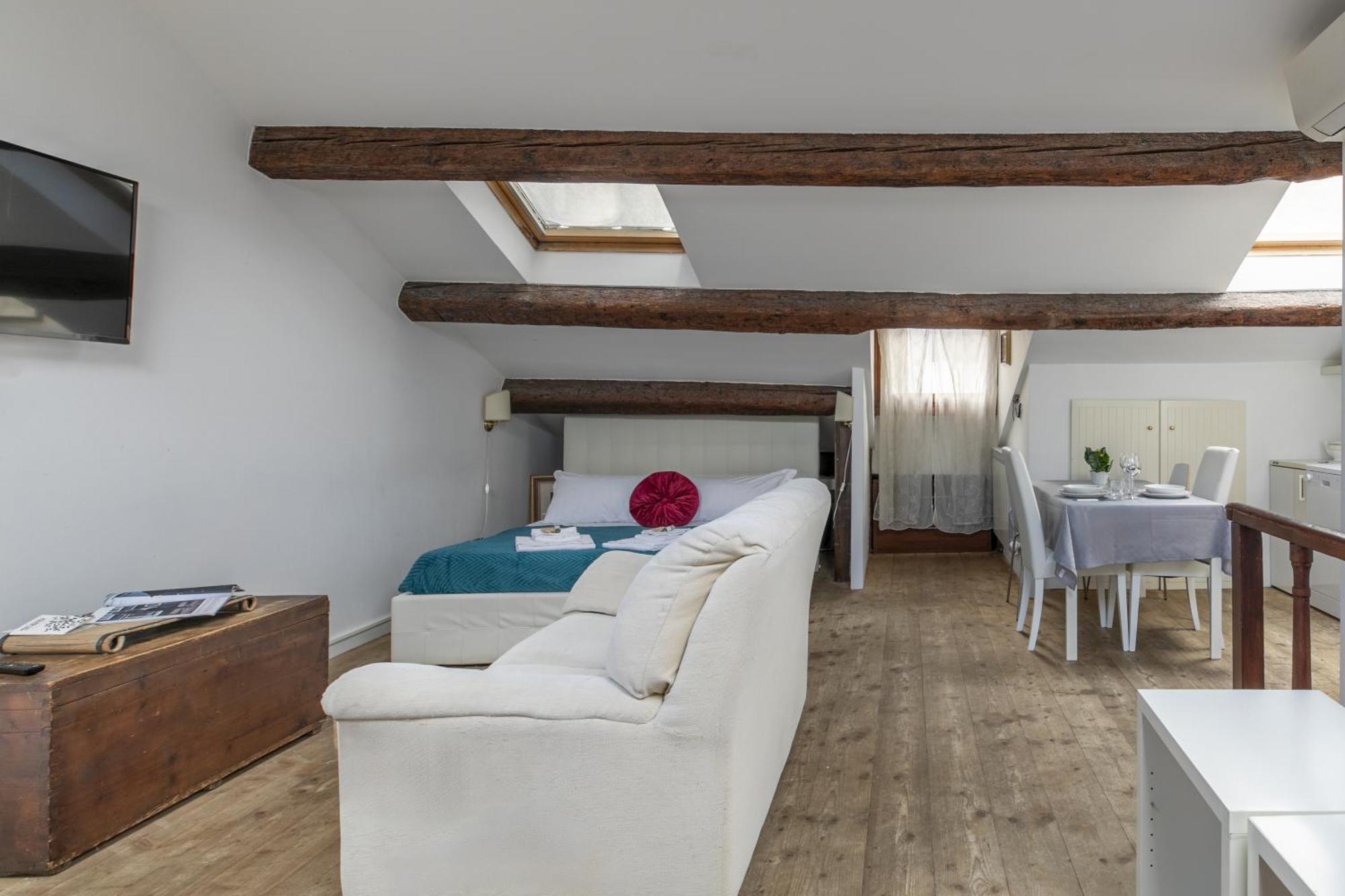 Nice Lovely Attic For 4 Person With Wifi - A/C เวนิส ภายนอก รูปภาพ