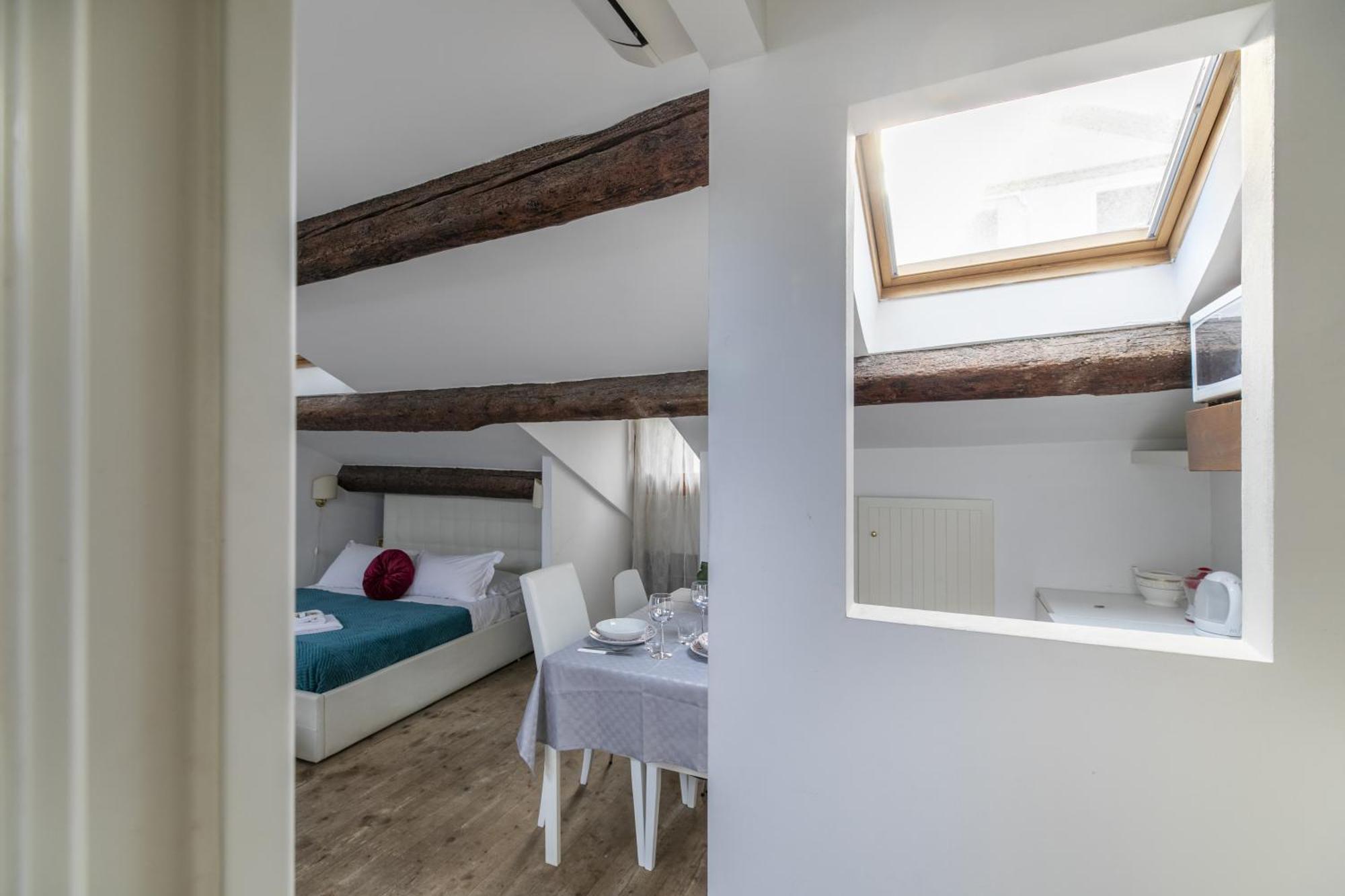 Nice Lovely Attic For 4 Person With Wifi - A/C เวนิส ภายนอก รูปภาพ