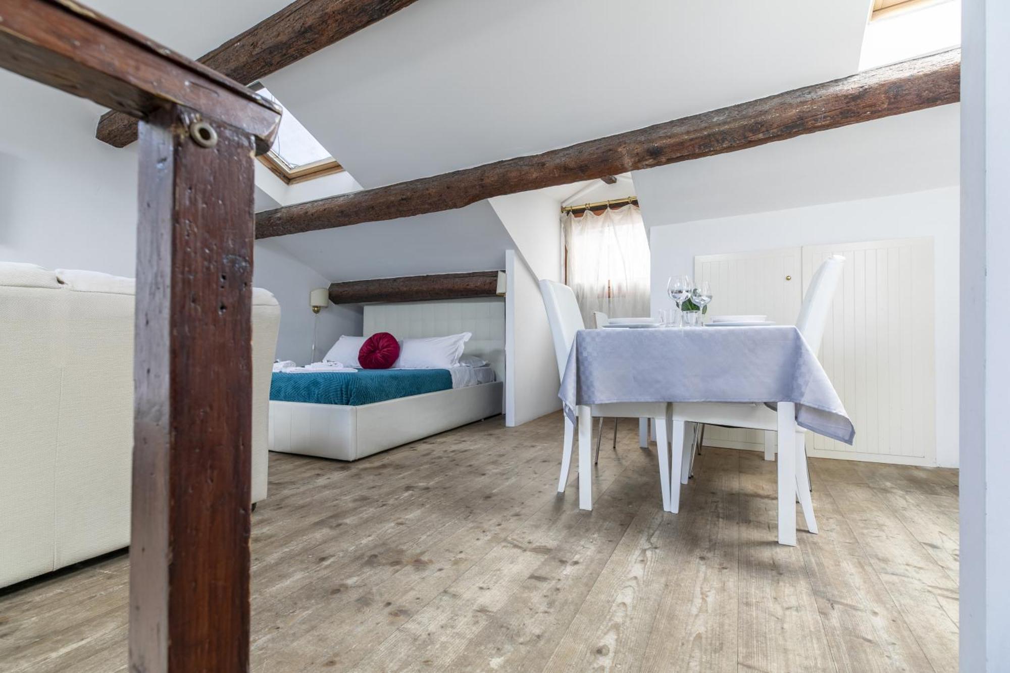 Nice Lovely Attic For 4 Person With Wifi - A/C เวนิส ภายนอก รูปภาพ