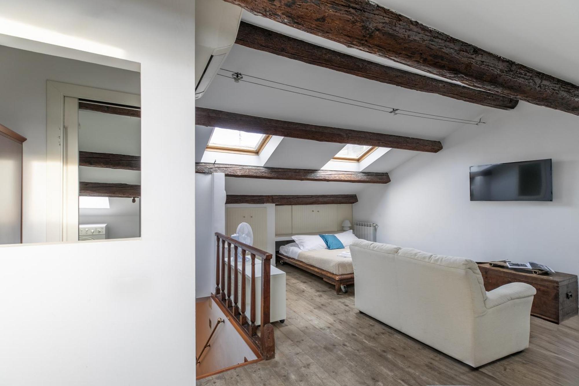Nice Lovely Attic For 4 Person With Wifi - A/C เวนิส ภายนอก รูปภาพ