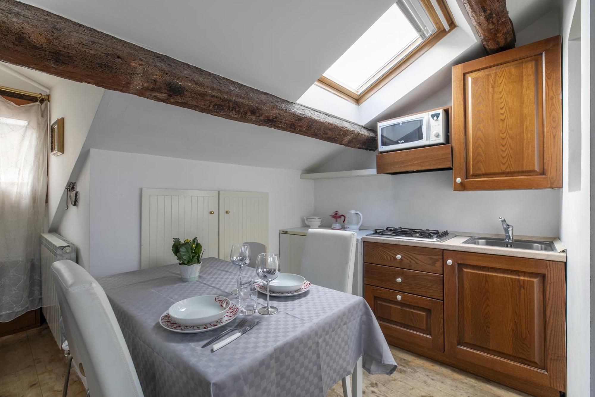 Nice Lovely Attic For 4 Person With Wifi - A/C เวนิส ภายนอก รูปภาพ