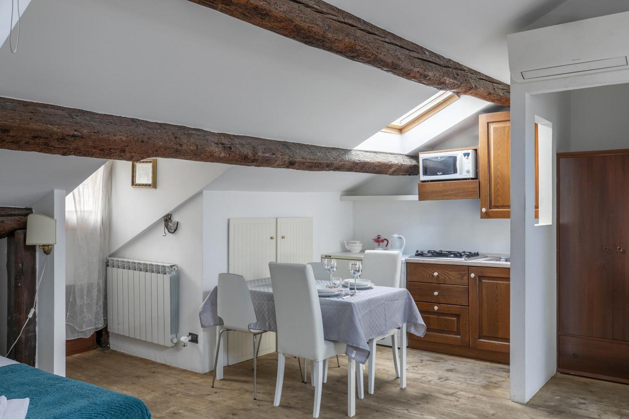 Nice Lovely Attic For 4 Person With Wifi - A/C เวนิส ภายนอก รูปภาพ