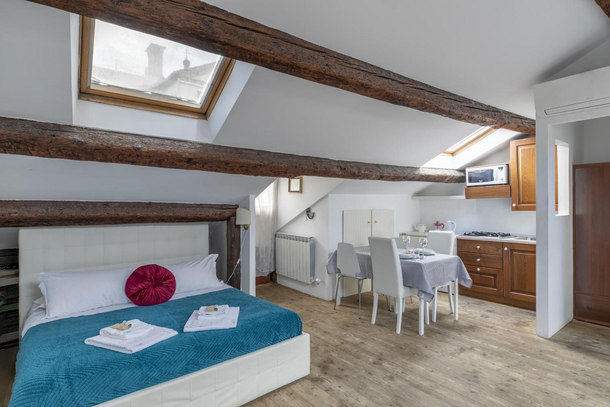 Nice Lovely Attic For 4 Person With Wifi - A/C เวนิส ภายนอก รูปภาพ