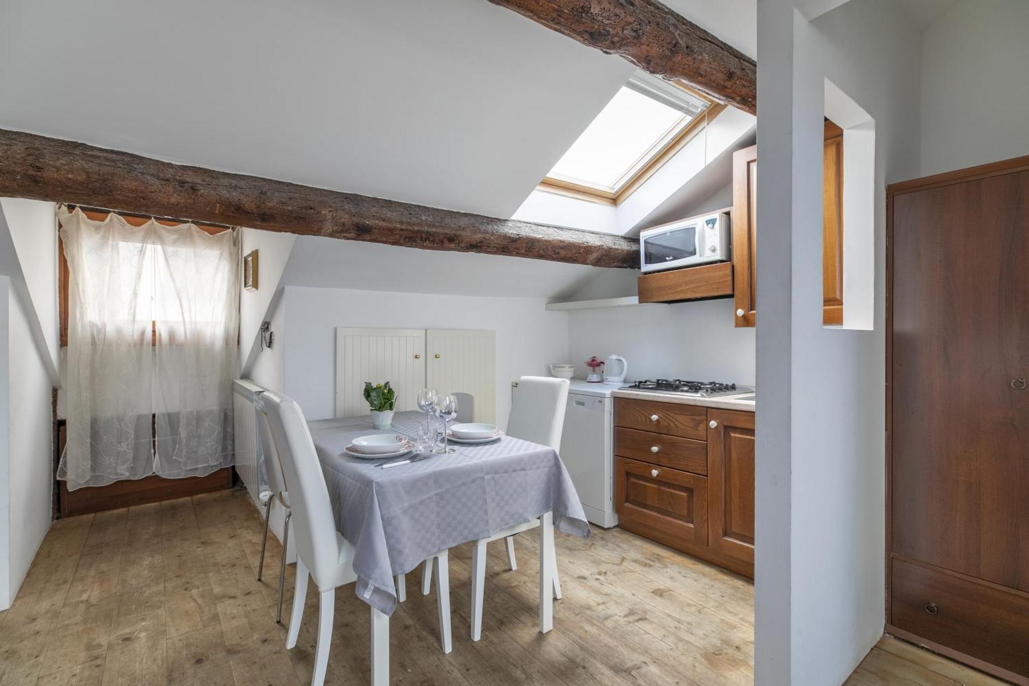 Nice Lovely Attic For 4 Person With Wifi - A/C เวนิส ภายนอก รูปภาพ