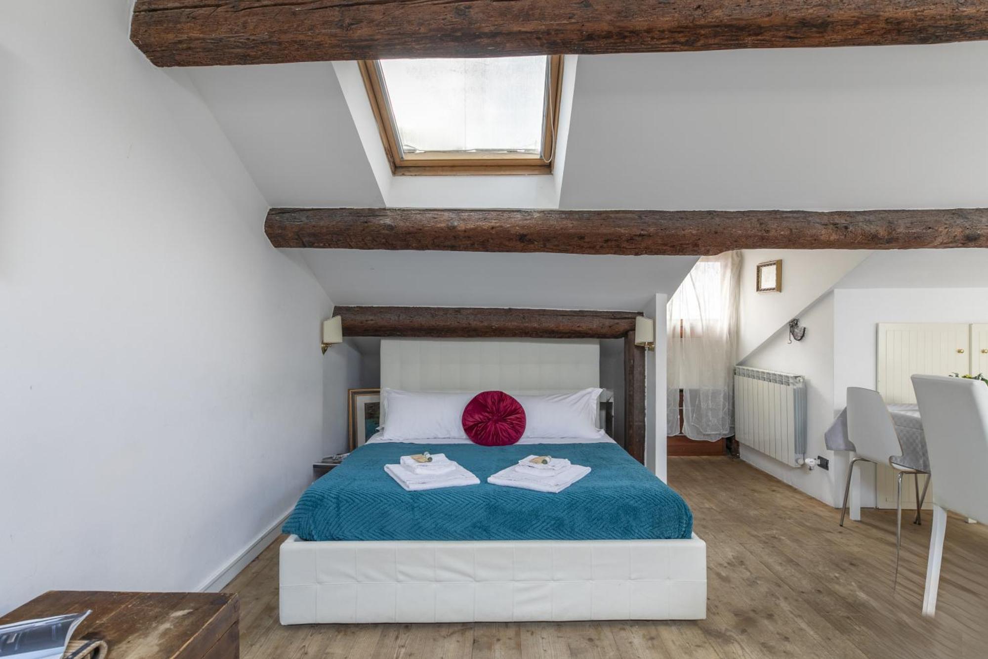 Nice Lovely Attic For 4 Person With Wifi - A/C เวนิส ภายนอก รูปภาพ