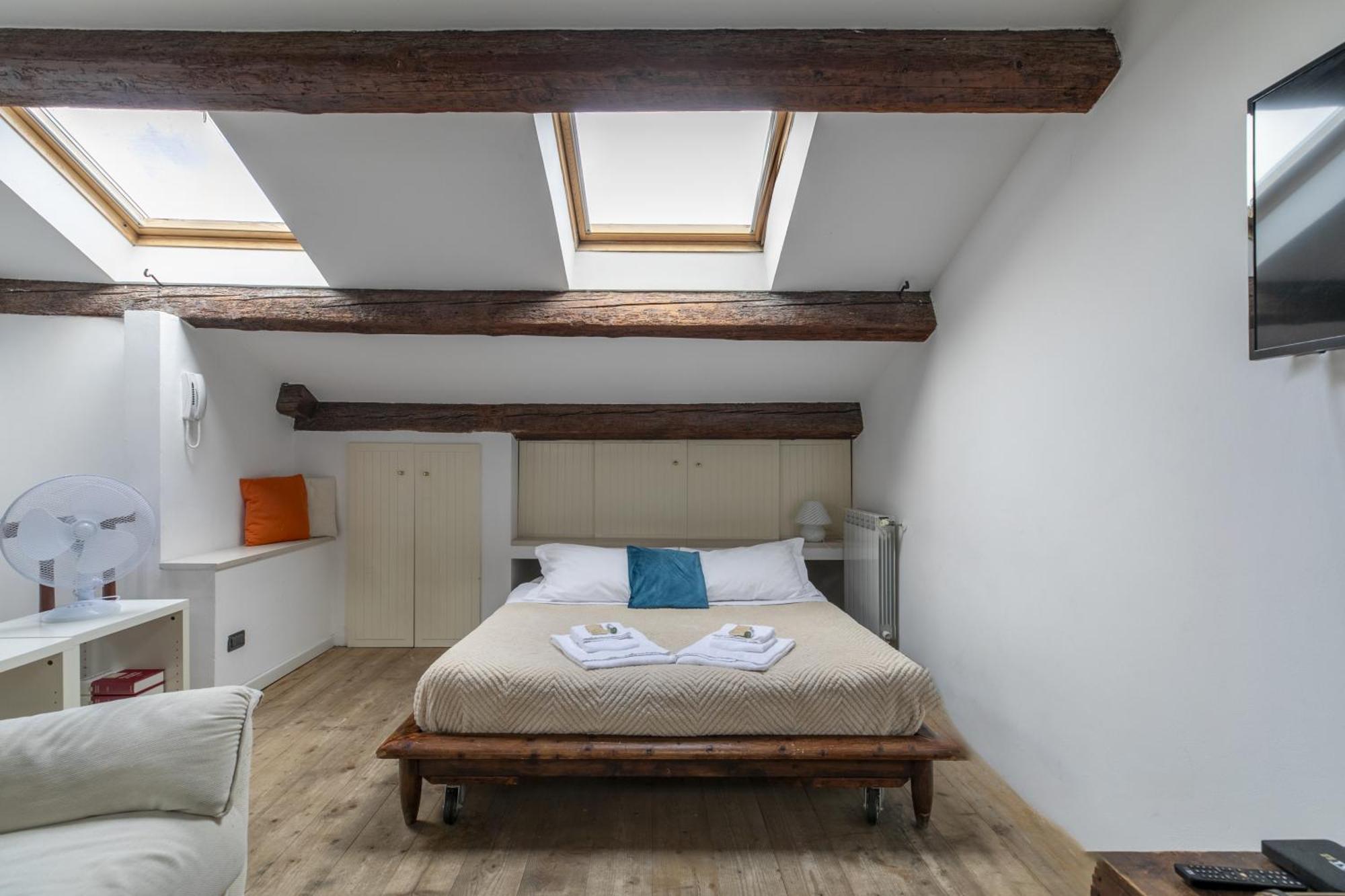 Nice Lovely Attic For 4 Person With Wifi - A/C เวนิส ภายนอก รูปภาพ