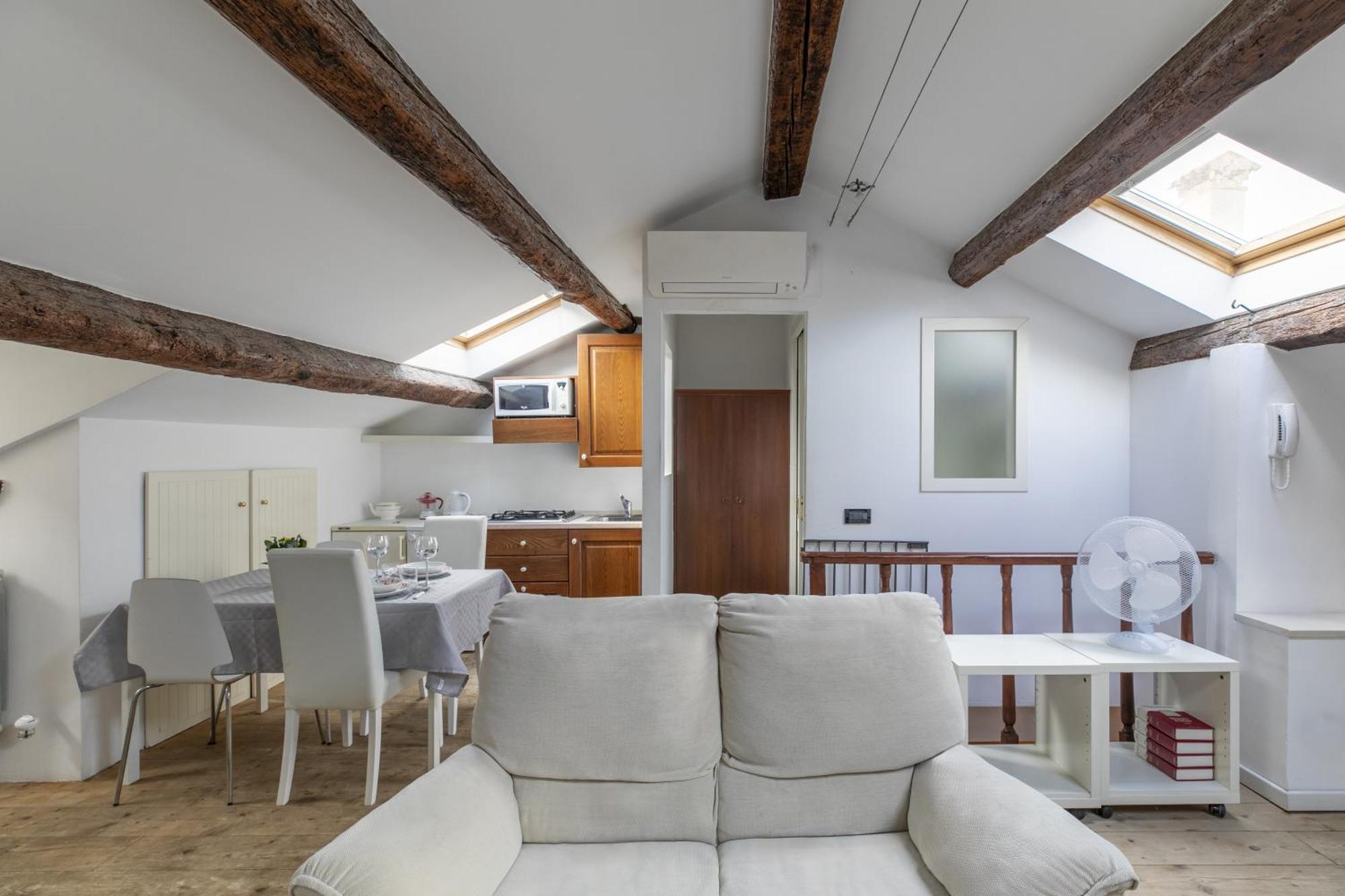 Nice Lovely Attic For 4 Person With Wifi - A/C เวนิส ภายนอก รูปภาพ