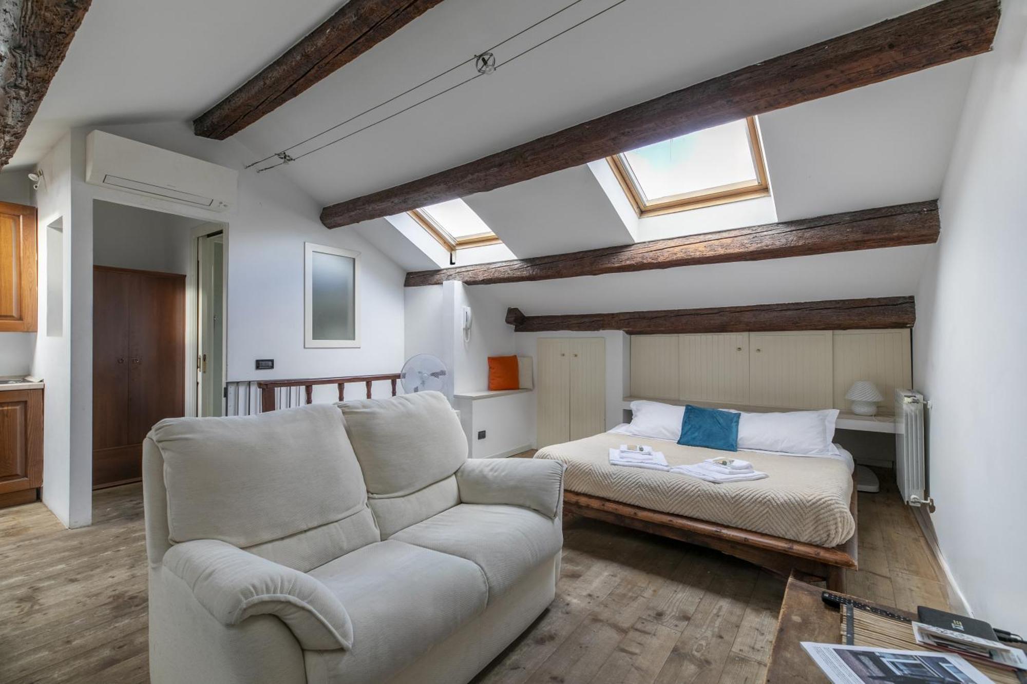 Nice Lovely Attic For 4 Person With Wifi - A/C เวนิส ภายนอก รูปภาพ