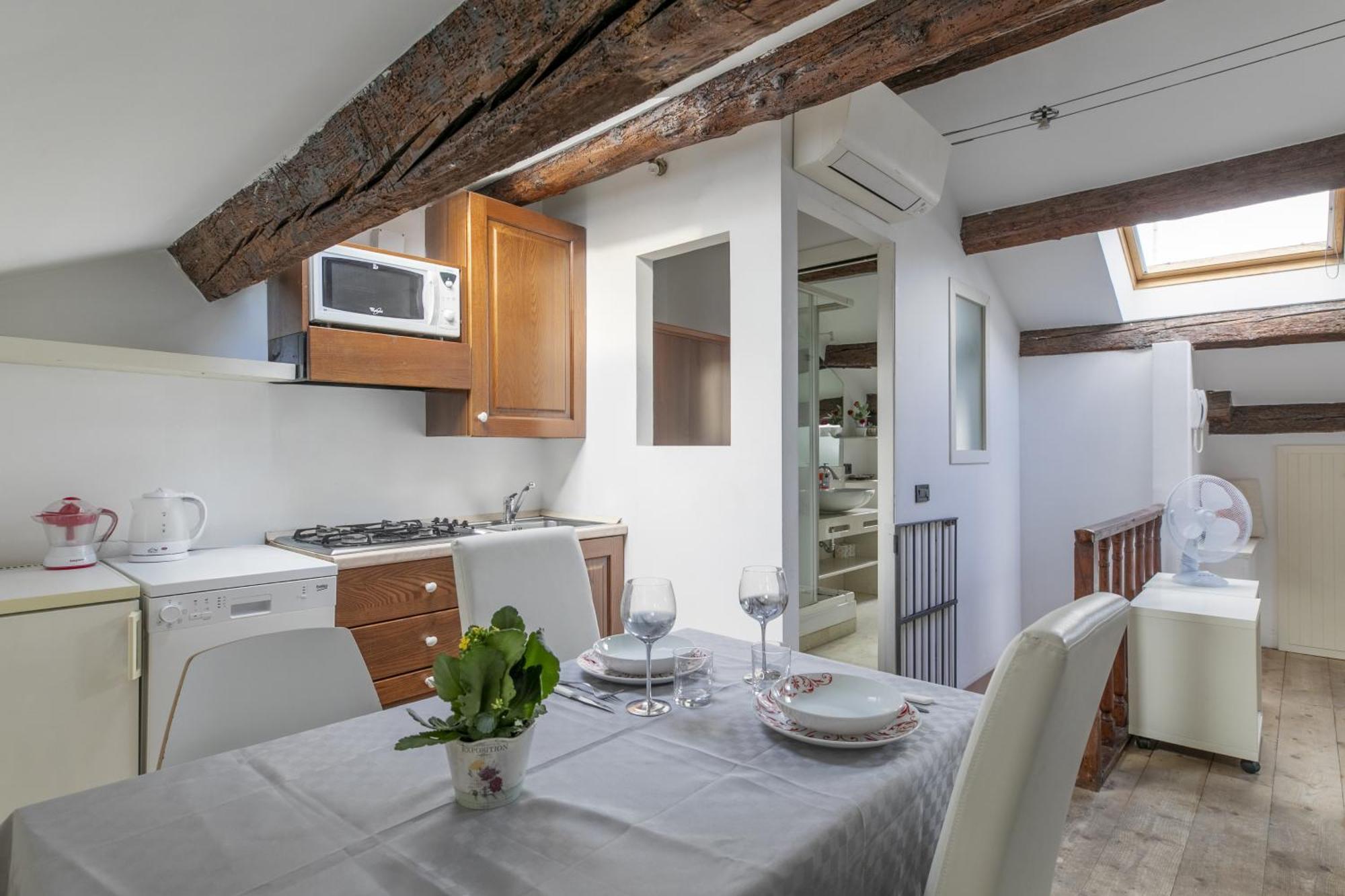 Nice Lovely Attic For 4 Person With Wifi - A/C เวนิส ภายนอก รูปภาพ