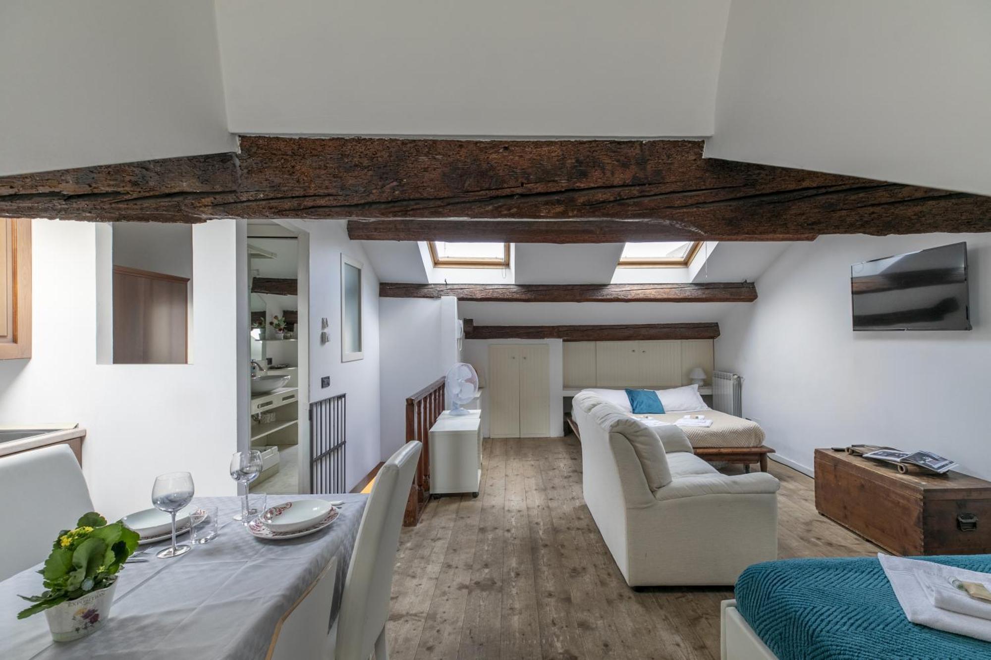Nice Lovely Attic For 4 Person With Wifi - A/C เวนิส ภายนอก รูปภาพ