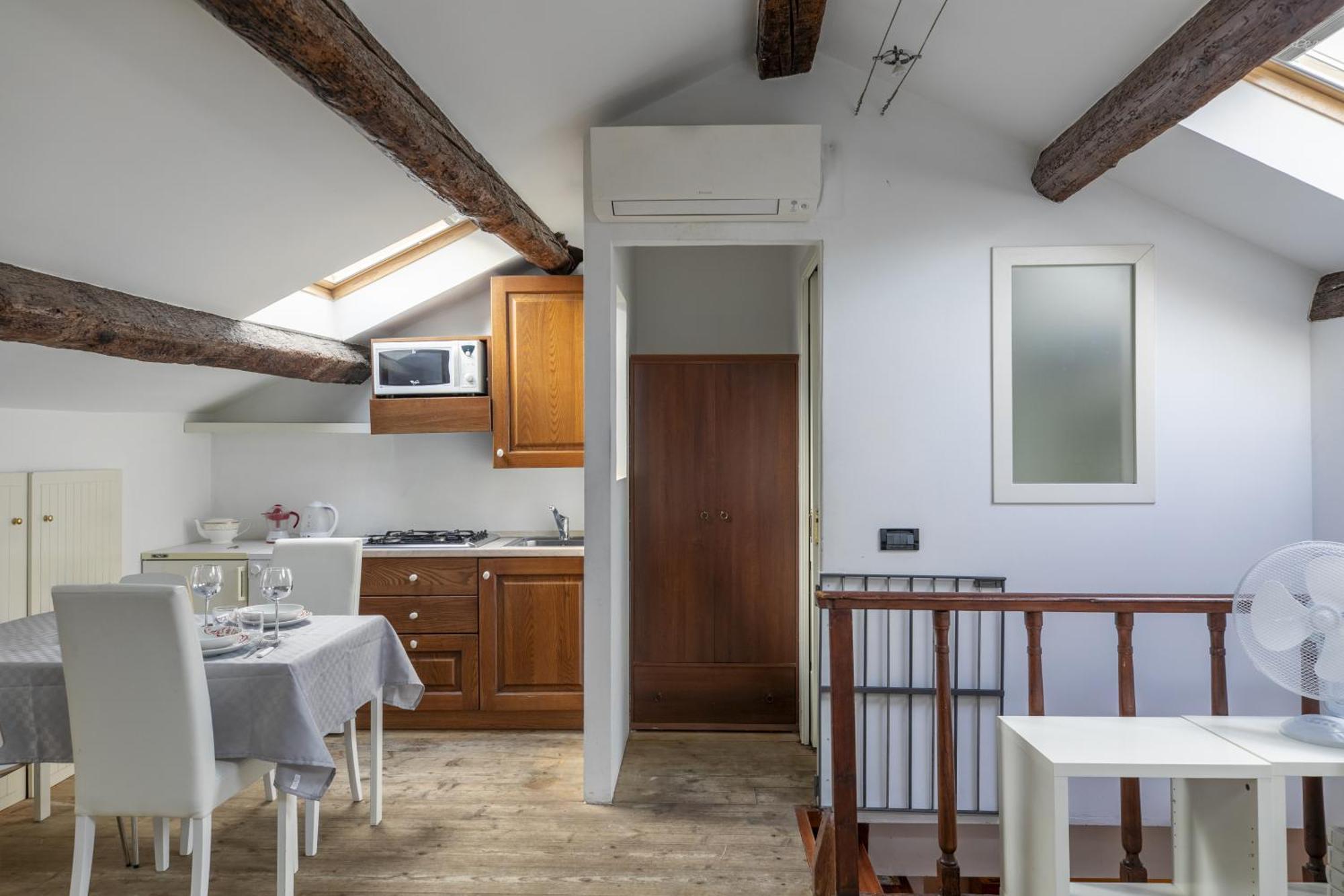 Nice Lovely Attic For 4 Person With Wifi - A/C เวนิส ภายนอก รูปภาพ