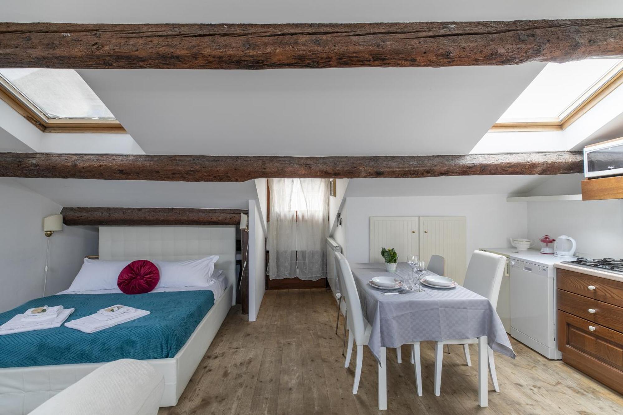 Nice Lovely Attic For 4 Person With Wifi - A/C เวนิส ภายนอก รูปภาพ