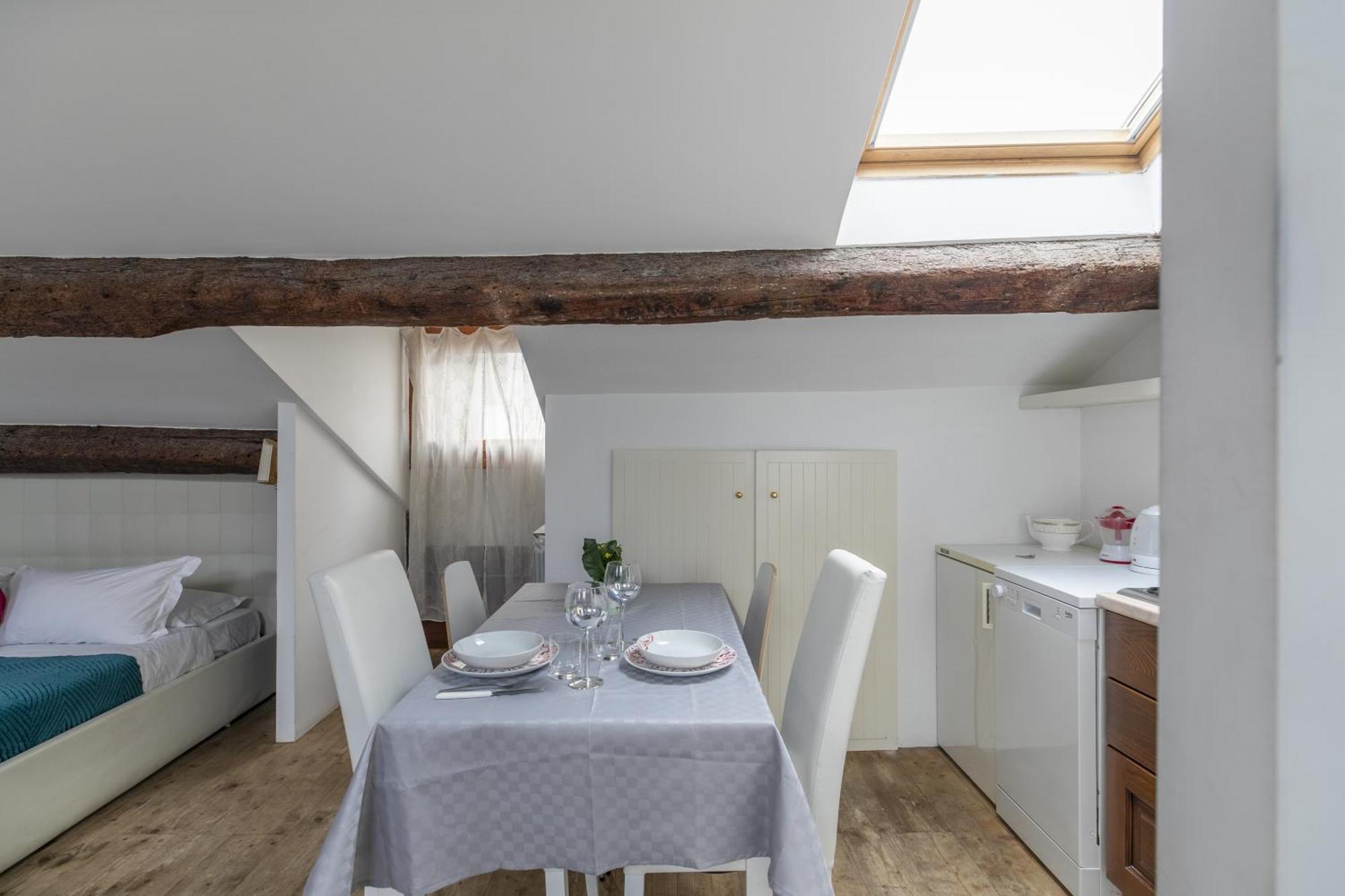 Nice Lovely Attic For 4 Person With Wifi - A/C เวนิส ภายนอก รูปภาพ